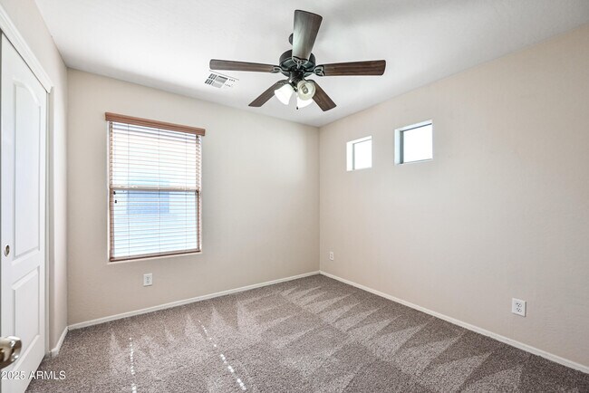Building Photo - 1543 E Nightingale Ln