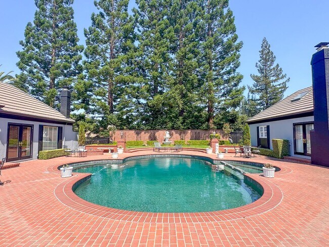 Building Photo - Exceptional Executive Estate With Pool and Tennis Court