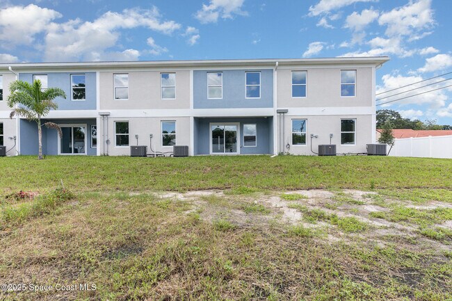 Building Photo - 1635 Par St NE