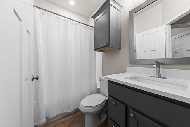 Building Photo - Upscale Living!