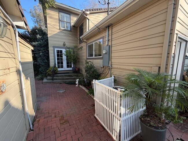 Building Photo - East Sacramento Home | 3 bedroom / 2 bathroom |1 bedroom 1 bath ADU | Available Now!
