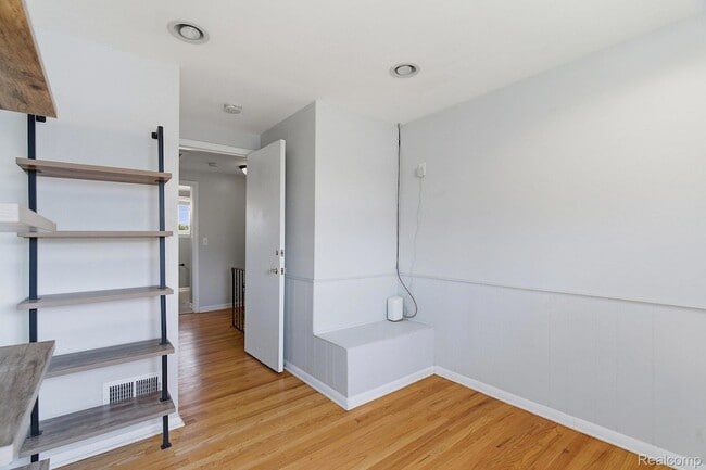 Building Photo - 1111 Holland St