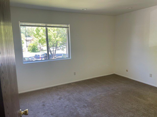 Building Photo - 2740 Tachevah Dr