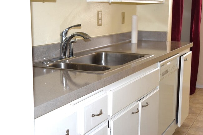 Kitchen - 584 W Huntington Dr