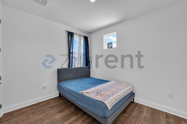 Building Photo - Unit