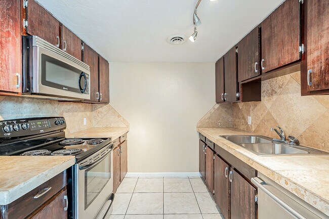 Building Photo - Spacious Upper-Level Retreat Minutes from TMC & St. Joseph’s