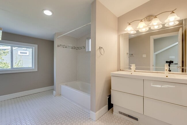 Building Photo - Available MAY 2026 - 2 Bedroom, 2 Bath Home w/ CRAZY City Views!