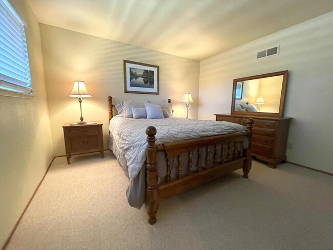 Building Photo - Cozy Apartment-All utilities paid in Lake ...