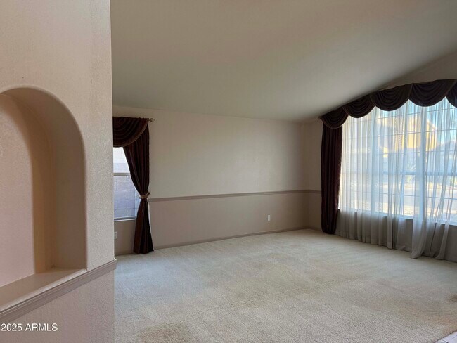 Building Photo - 1308 E Horseshoe Ave