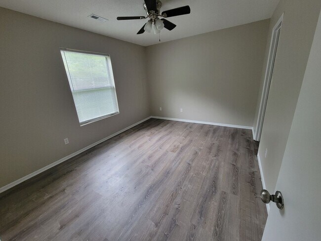 Building Photo - 630-632 W. Country Squire Ct.