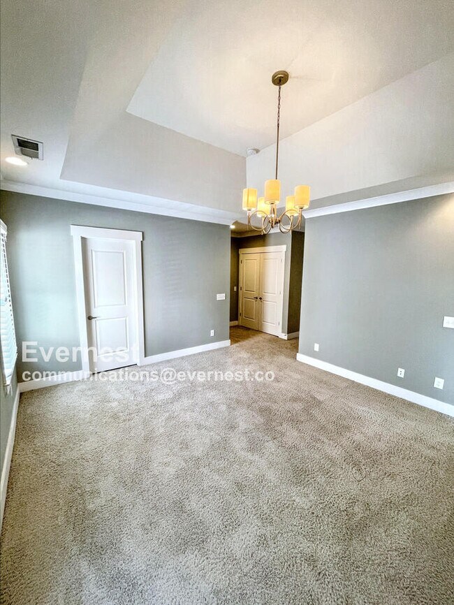 Building Photo - Spacious Town Home with Fenced Yard and Ample Parking