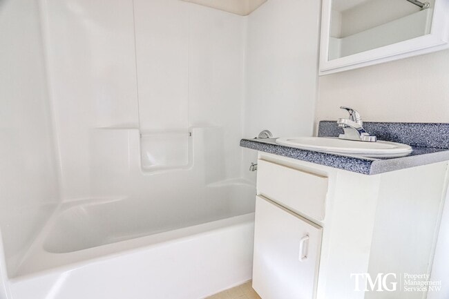 Building Photo - Spacious 4BR Townhome with AC, W/D, Garage...