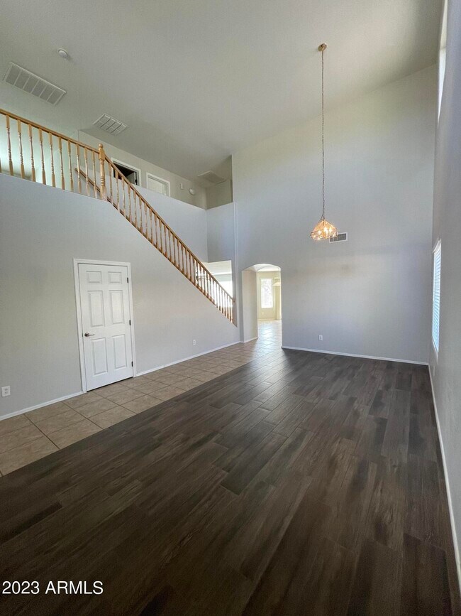 Building Photo - 3517 E Crescent Way
