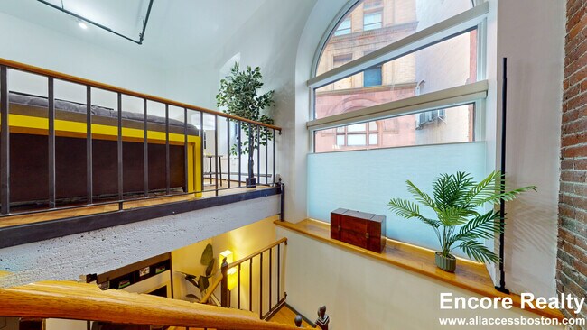 Building Photo - 19 Stanhope St