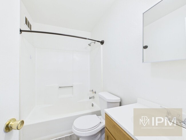 Building Photo - Available Now! Cozy 3 Bedroom, 1 Bath Town...