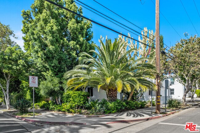Building Photo - 739 Westbourne Dr