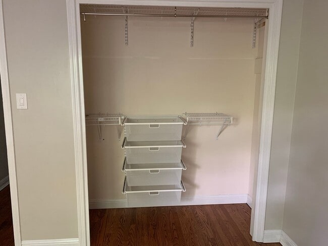 Building Photo - Rent Special! Half Month FREE!