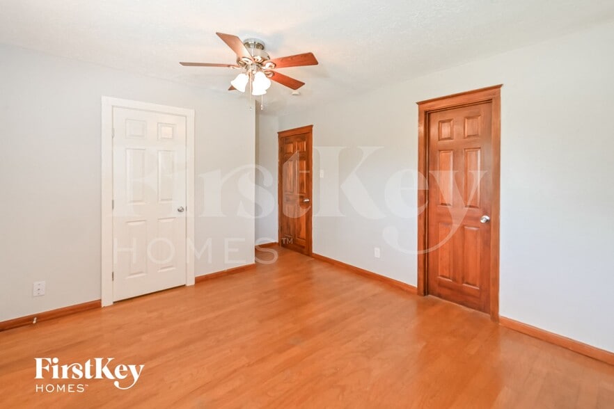 Building Photo - 4003 Chapel Square Dr