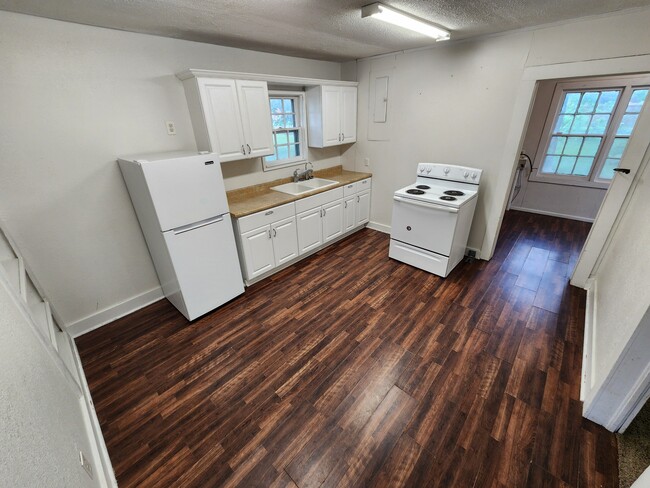 Building Photo - 426 W 5th