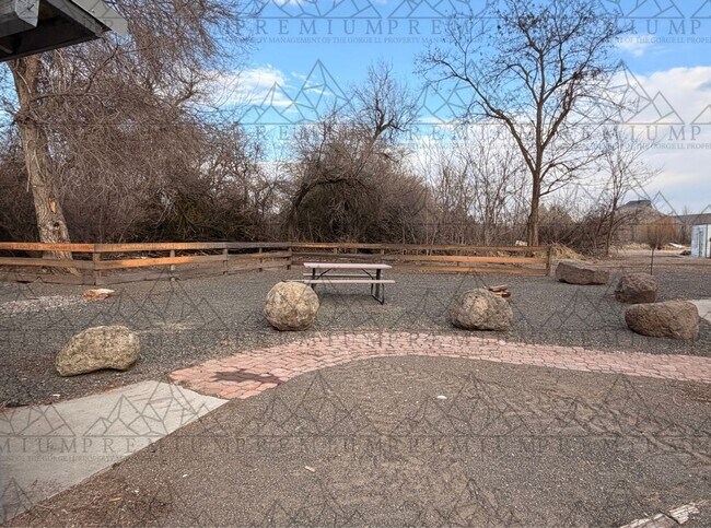 Building Photo - 3 Bedroom 2 Bathroom