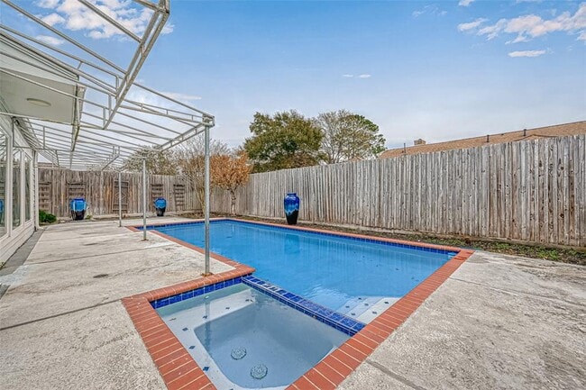 Building Photo - 915 Daria Dr