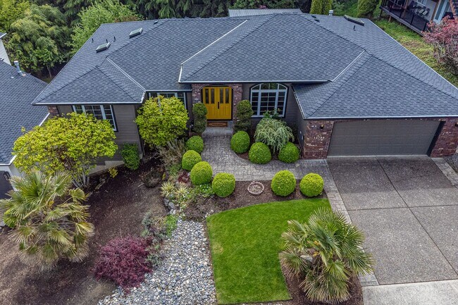 Building Photo - BEAUTIFUL 5 Bedroom Home in the Sought-After Hillshire Estates of Bull Mountain