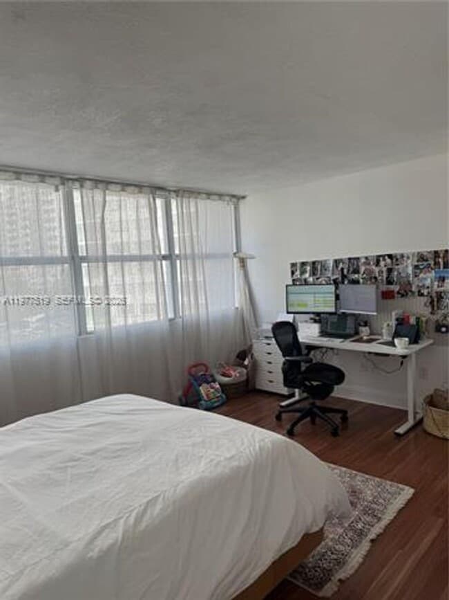 Building Photo - 1420 Brickell Bay Dr