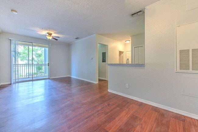 Building Photo - Very nicely upgraded  2bed/2bath 2nd floor...