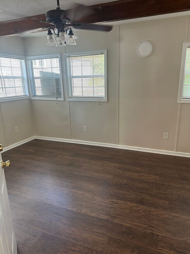 Building Photo - Large 5 Bedroom House in North Campus!