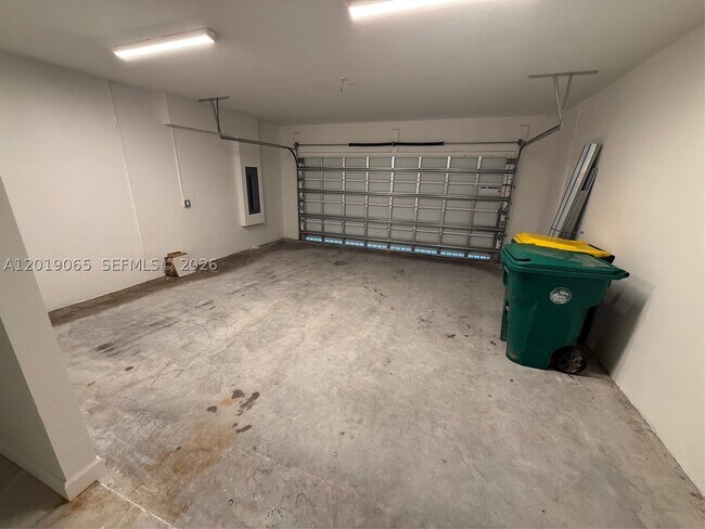 Building Photo - 4957 Oakmont Dr