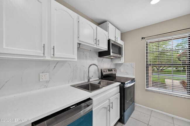 Building Photo - 838 Lawnwood Ave NE