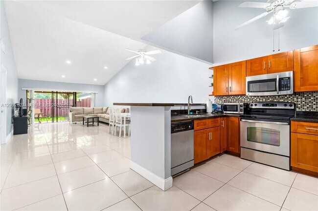 Building Photo - 505 NE 199th Ln