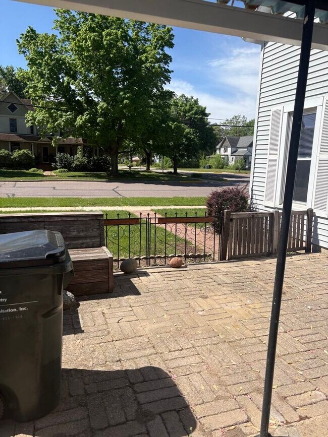Building Photo - SPACIOUS 4 BEDROOM HOME READY FOR YOU