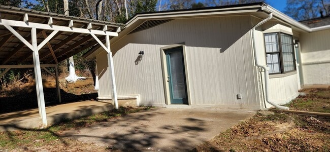 Building Photo - Completely Remodeled 3 Bed / 2 Bath Home 1,704 SF