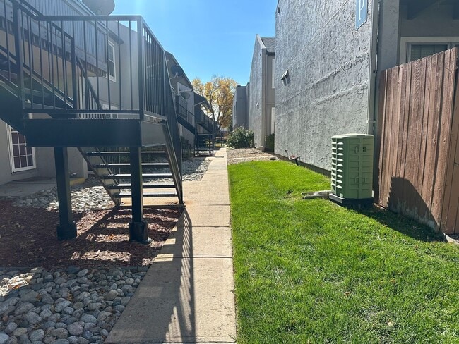 Building Photo - End-Unit Condo in Southglenn