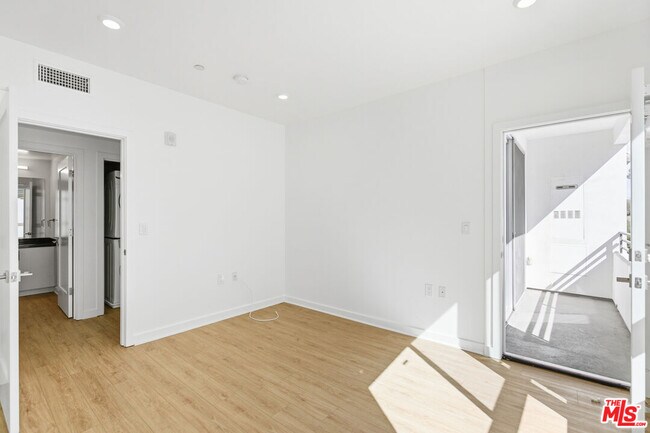 Building Photo - 11408 W Sarah St