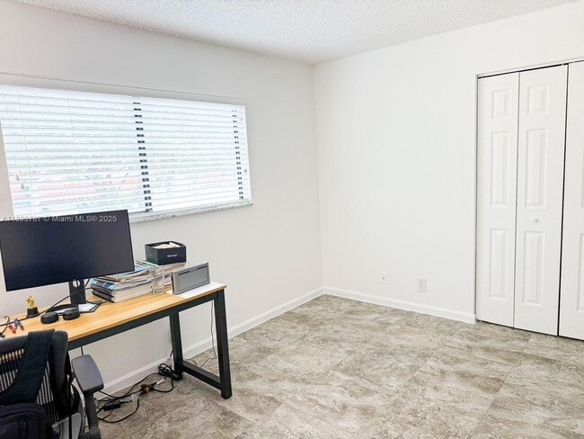 Building Photo - 12 Lexington Ln E