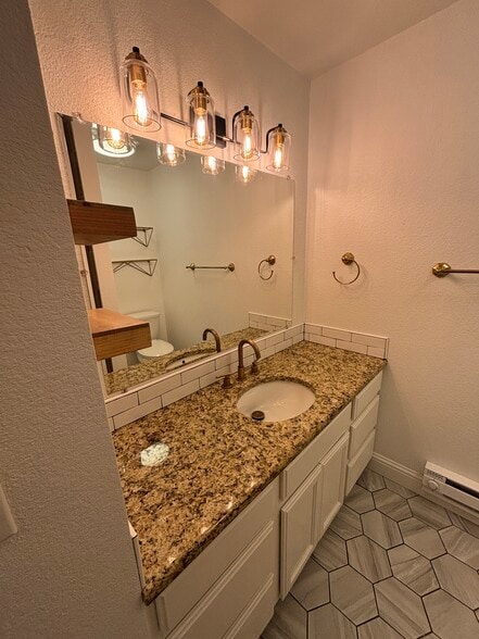 Building Photo - 1209 W Plum St