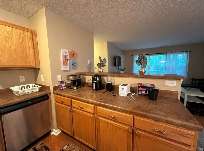 Building Photo - Short Term Rental Now Available!!