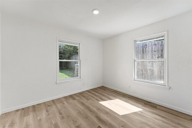 Building Photo - 5010 W 43rd St