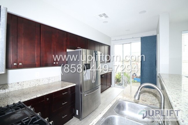 Building Photo - 3 Bed, 2.5 bath Condo w/ Central HVAC, Lau...