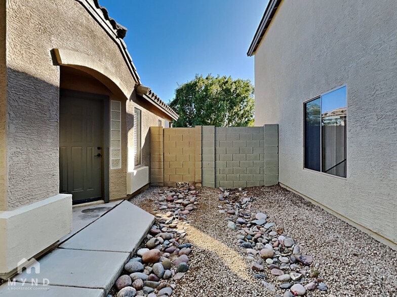 Building Photo - 12325 W El Nido Ln