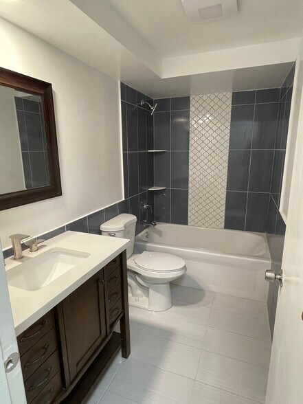 Full bath - 1220 S Lorraine Rd