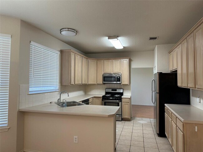 Building Photo - 414 Darkwoods Dr