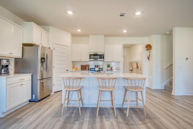 Building Photo - Modern 4BR/3BA Home with Loft, Spacious Yard & Blackwater Reserve Resort-Style Amenities-Now offe...