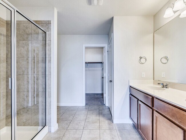 Building Photo - Beautiful 3/BR 2.5/BA Rental with Spacious...