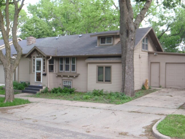Building Photo - Updated Unique Charming Home! Next to Augu...