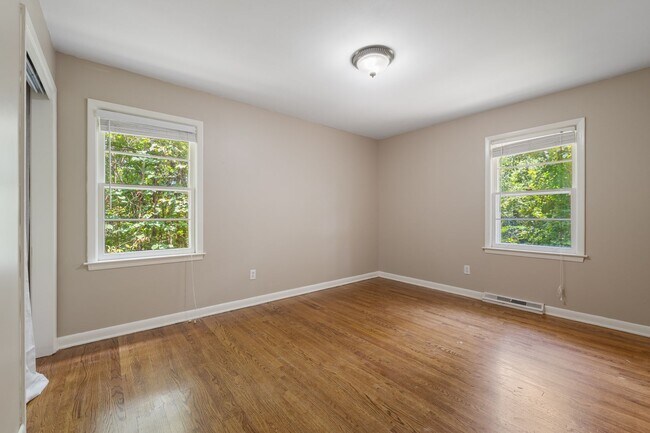 Building Photo - Chapel Hill 3 Bed 2 Bath Ranch - Available...