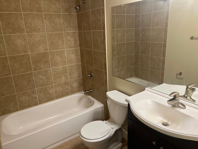 Building Photo - MARCH MOVE IN SPECIAL!! UPDATED 3 BEDROOM DUPLEX IN SACRAMENTO!