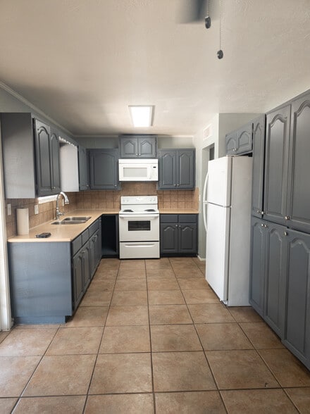 Building Photo - 506 N Hunt Dr